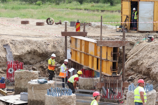Mioveni: Teste de rezistență la podul aflat în construcție la Racovița