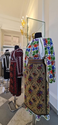 Costume populare românești, expuse la Praga!