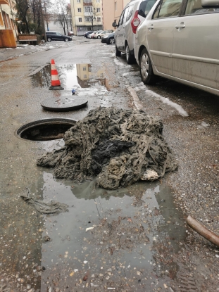 Acţiune de curăţare a reţelei de canalizare în cartierul Banat